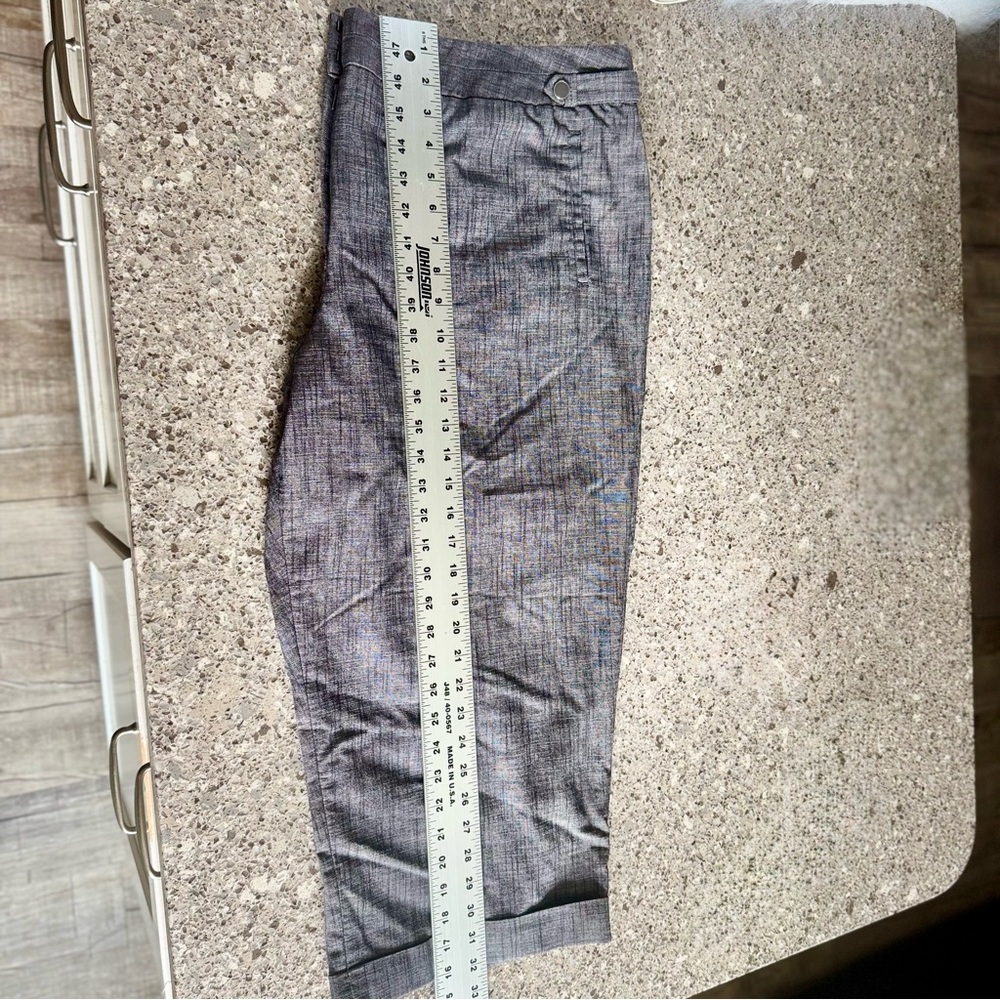 Dressbarn Women's Cropped Pants Gray Capri Sits Slightly Below Waist Size 22